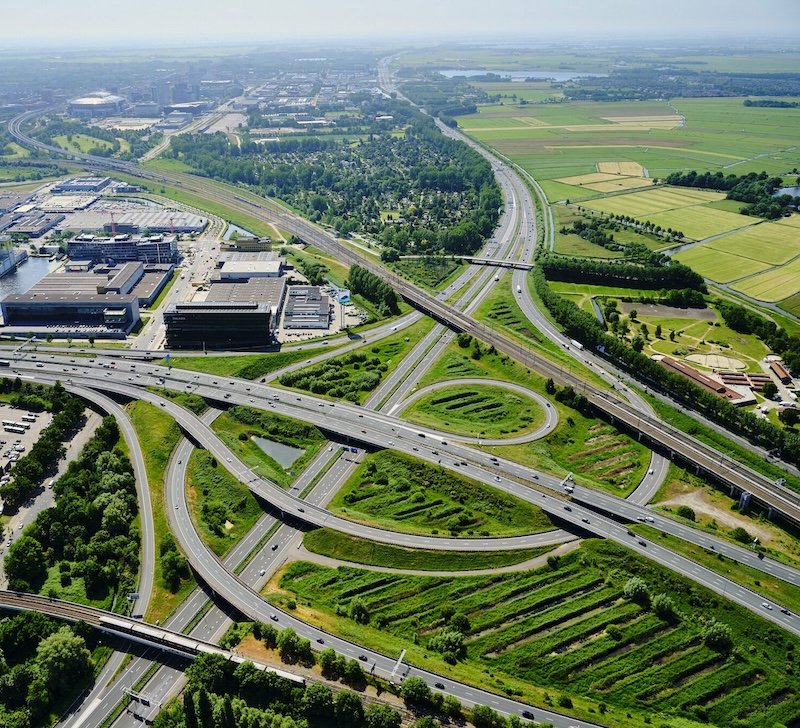 Rustige moderne werkomgeving met daglicht
